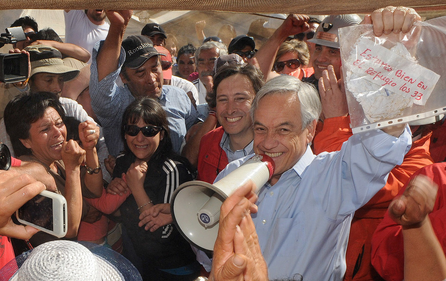 Pinera holds a note from the trapped Chilean miners.